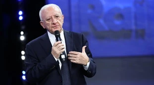 Vincenzo De Luca contro Schlein: "Demenziale", il Pd esplode
