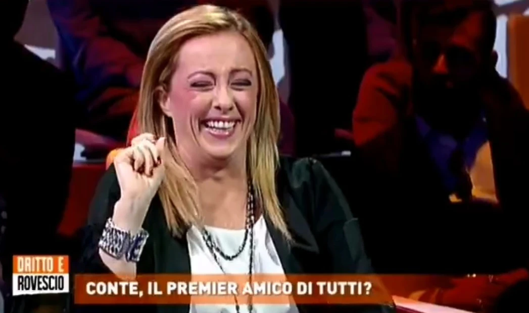 Dritto e Rovescio, Giorgia Meloni ride di Giuseppe Conte e non riesce a smettere: il video