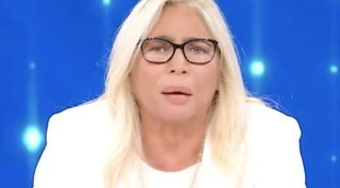 Domenica In, arriva l'ospite in studio ed esplode la bufera sulla Venier: "Mettono il mezzo morto"