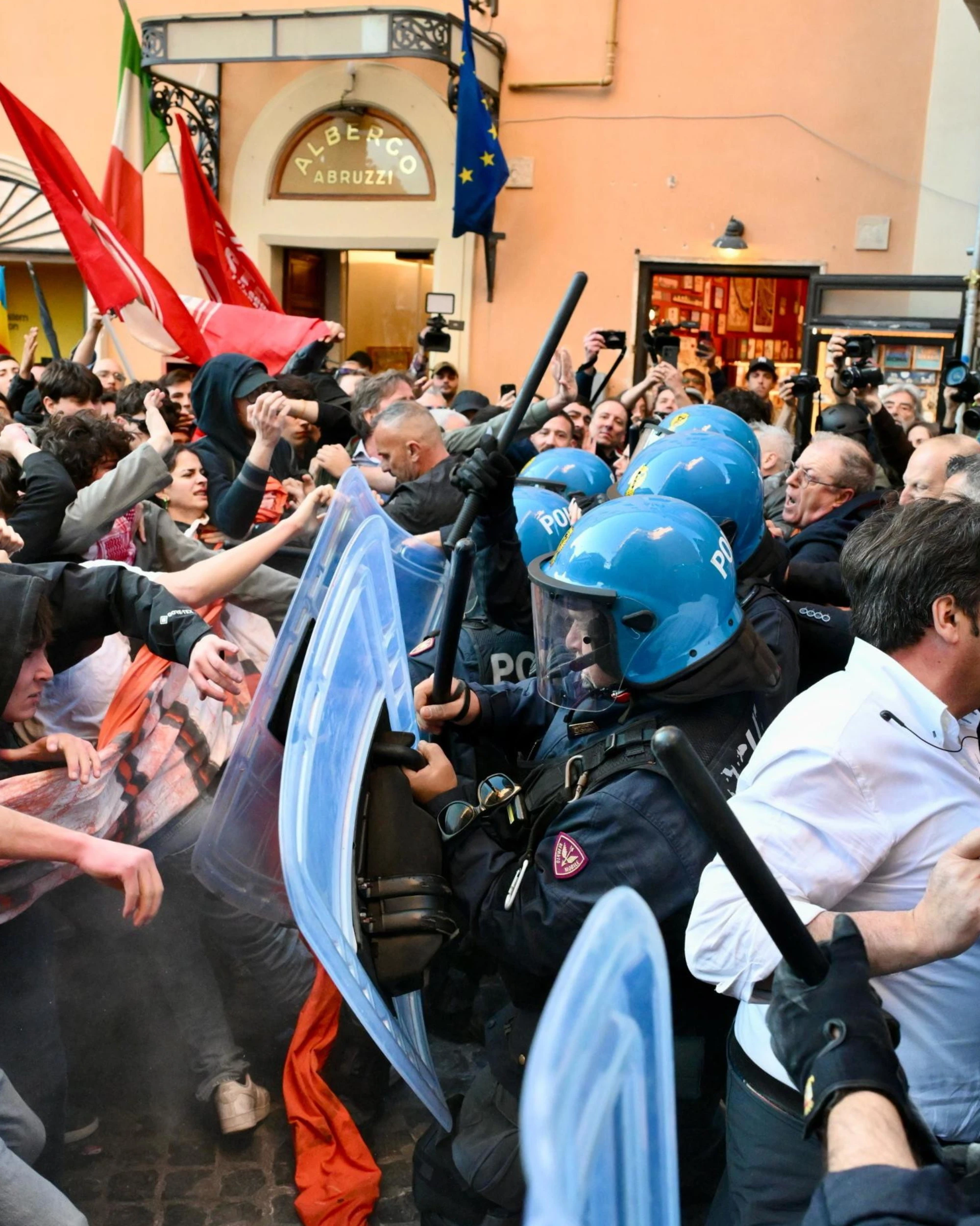 Dl Sicurezza, scontri manifestanti-polizia a Roma