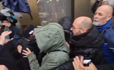 Crans-Montana. i Moretti linciati in strada dai familiari delle vittime: insulti, urla, spintoni