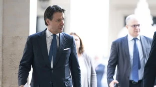 Conte e Gualtieri, il nuovo decreto per la Fase 2. Bonus per colf, babysitter e vacanze in Italia, i dettagli