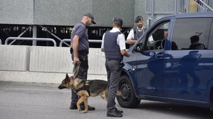 Senaldi contro il reddito: africani in fuga coi contanti nella borsa, "a chi regaliamo soldi"