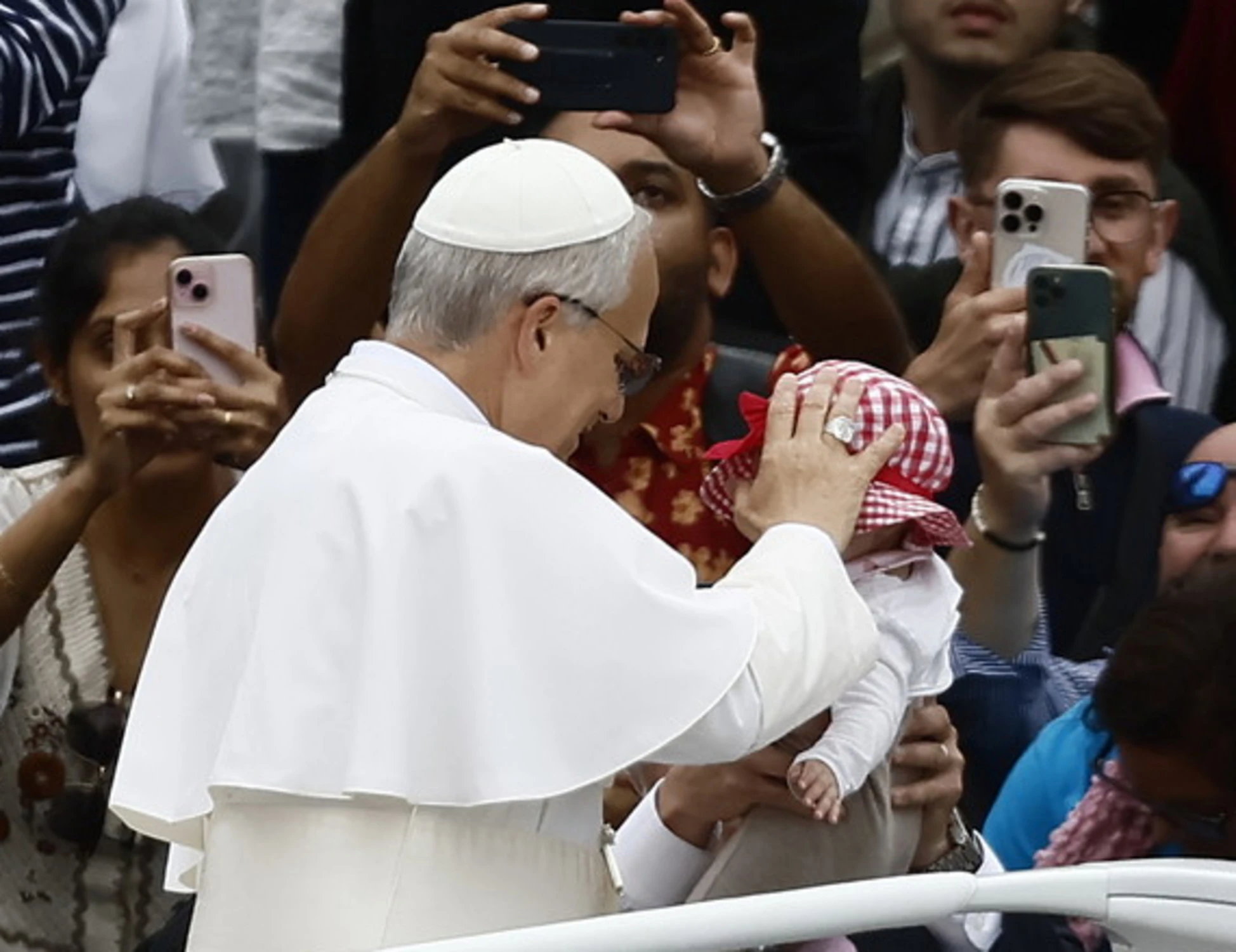 Papa Leone XIV, torna la gratifica da 500 euro: cancellato Bergoglio
