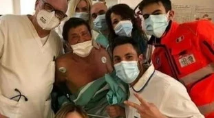 Gianni Morandi, il dramma dell'ustione: "Non riesco a scrivere, più dura del previsto". Un calvario, timori per le sue condizioni