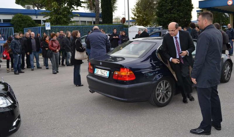 Bersani si tiene l&apos;auto bluFuoco amico de L&apos;Espressocontro l&apos;ex segretario Pd