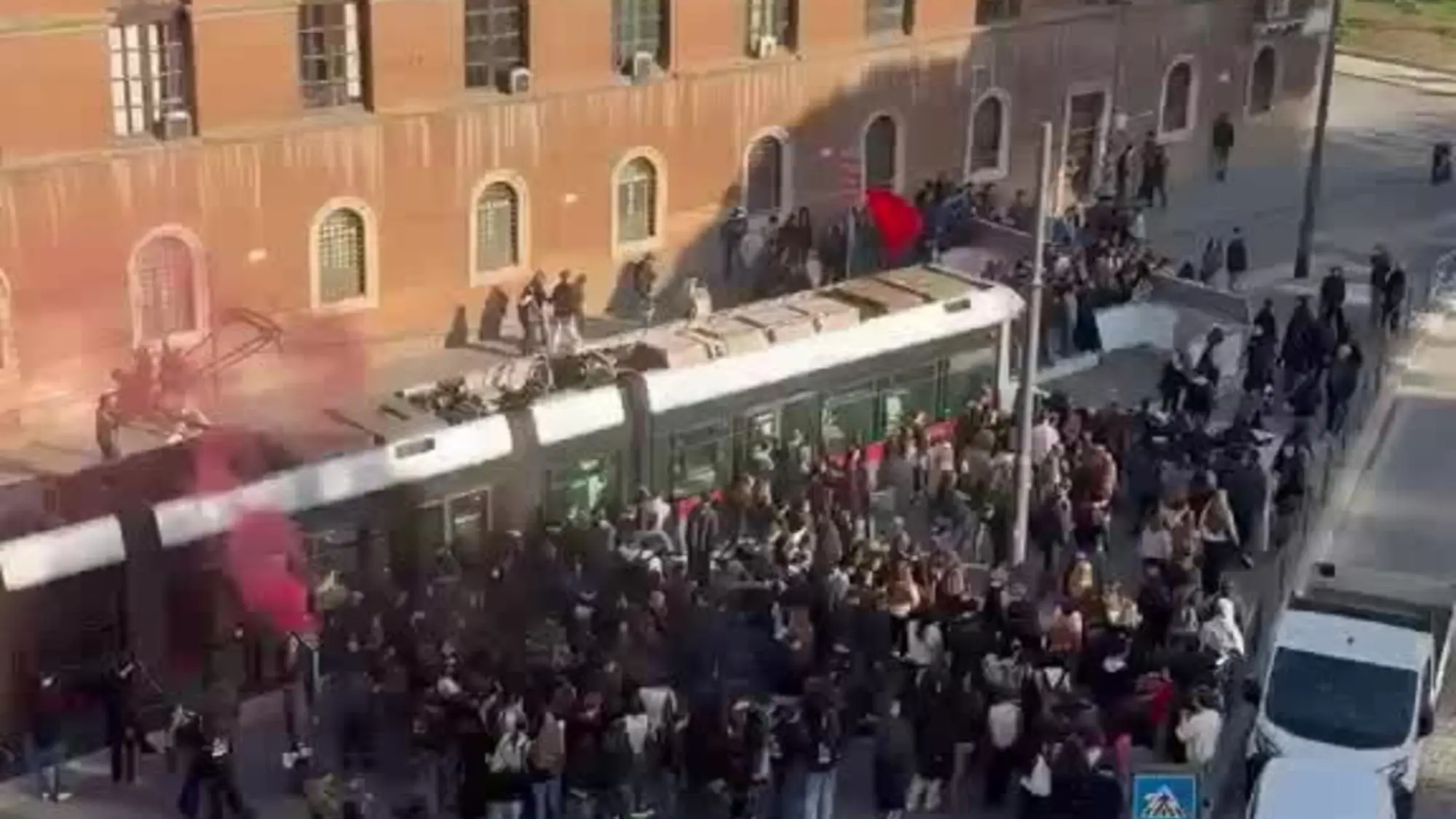Roma, lo sciopero e le manifestazioni: gli antagonisti rossi bloccano un tram