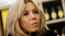 Brigitte Macron "data alle fiamme" a Nizza: al carnevale, il gesto che turba la Francia