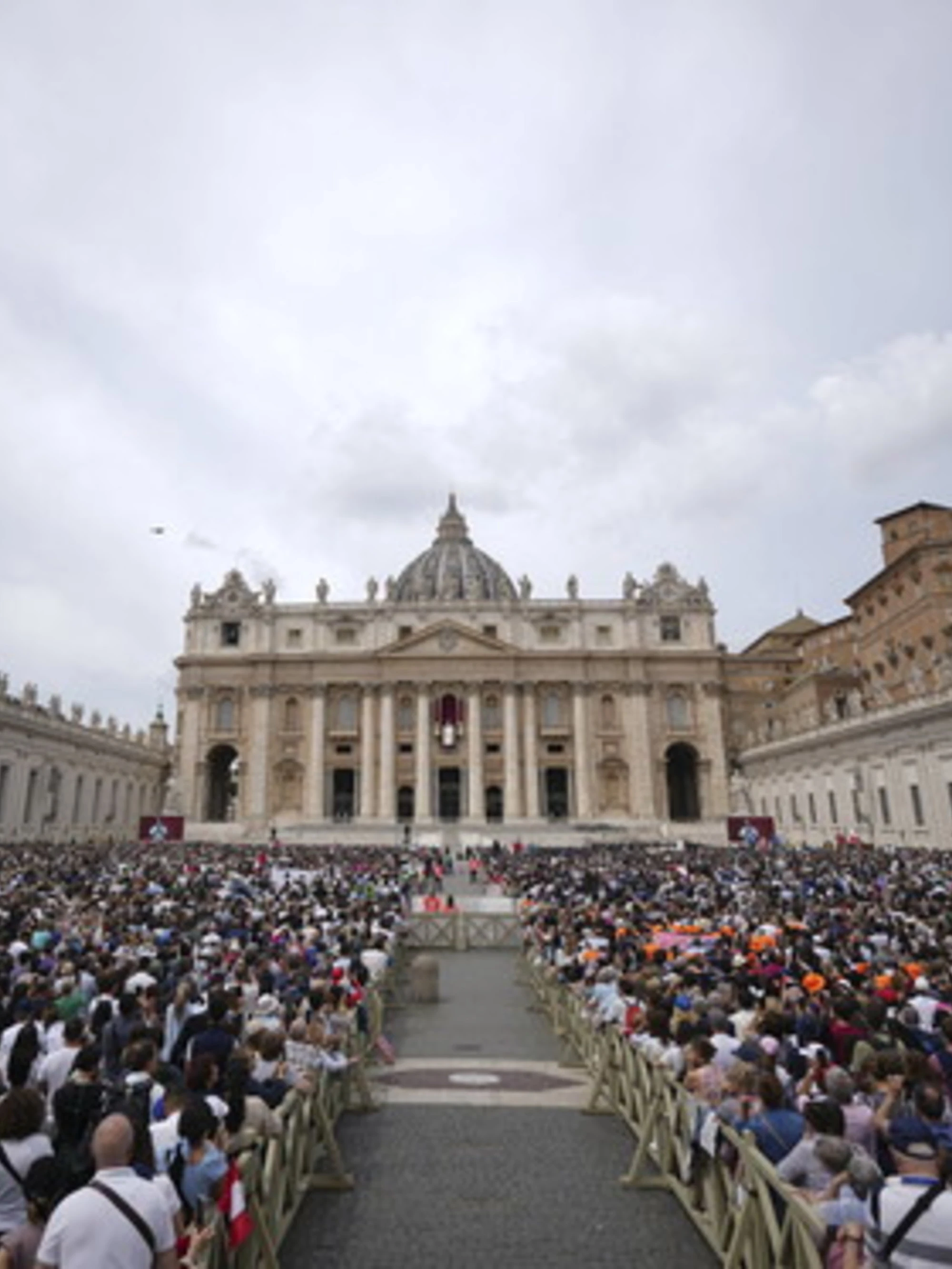 Blitz a San Pietro: "Votate sì", ecco la farsa sul referendum