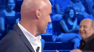 Tu si que vales, Rudy Zerbi travestito da donna: "Sto bene così?", imbarazzo per Maria De Filippi