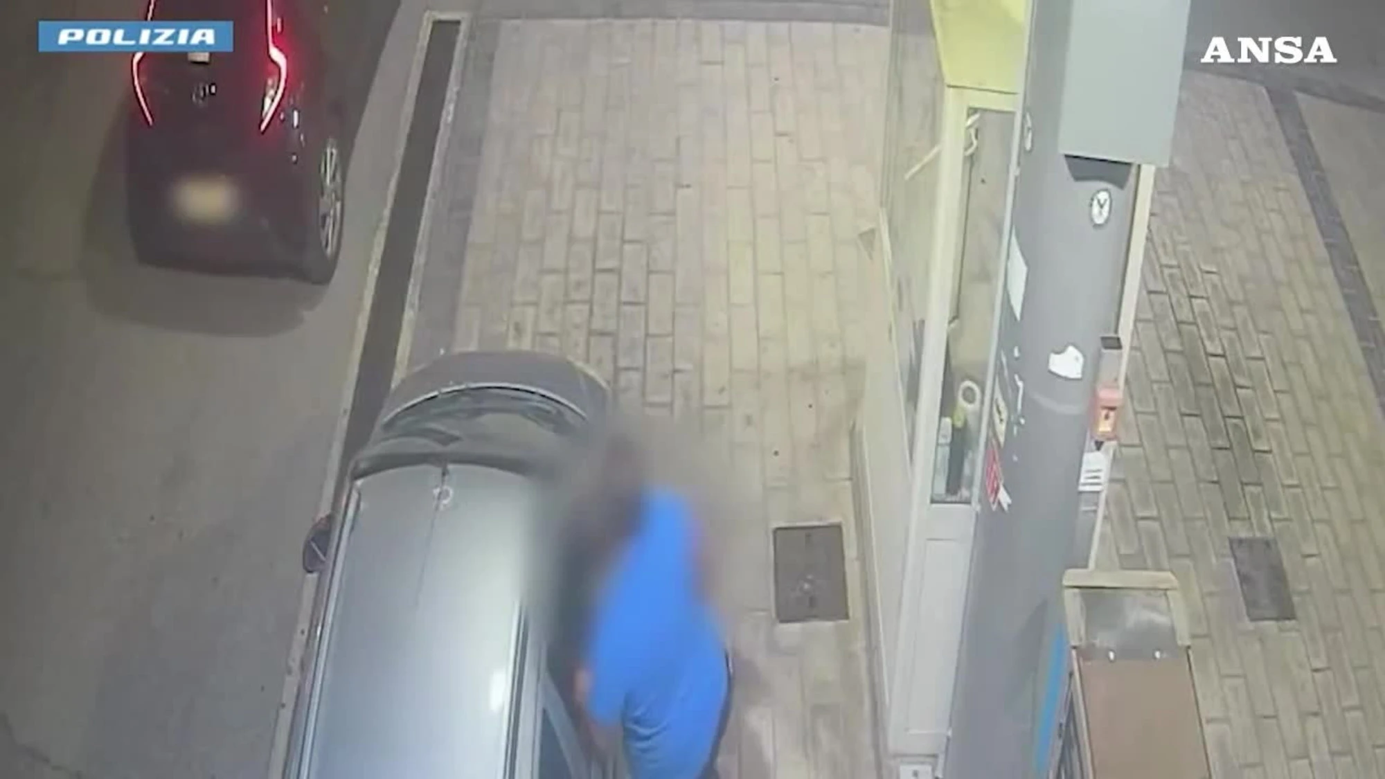 Cinque distributori di benzina rapinati in 2 ore nel Napoletano, due arresti