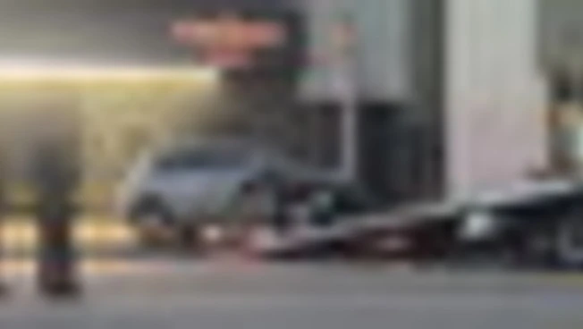 Los Angeles, auto travolge la folla, conducente colpito da spari