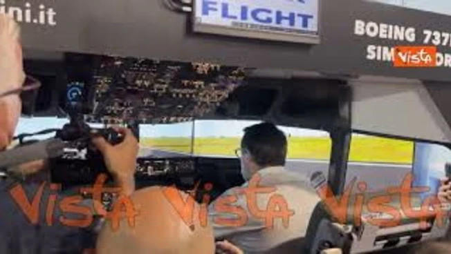 Salvini prova il simulatore di volo del Boeing 737 dell'Enac al Meeting di Rimini