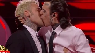 Fedez, Benigni e il Festival a luci rosse. Striscia: "Cosa non torna"