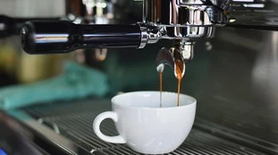 Scontrino, caffè con un cubetto di ghiaccio: la scoperta choc