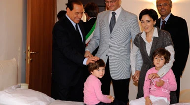 Abruzzo, Berlusconi consegna le case
