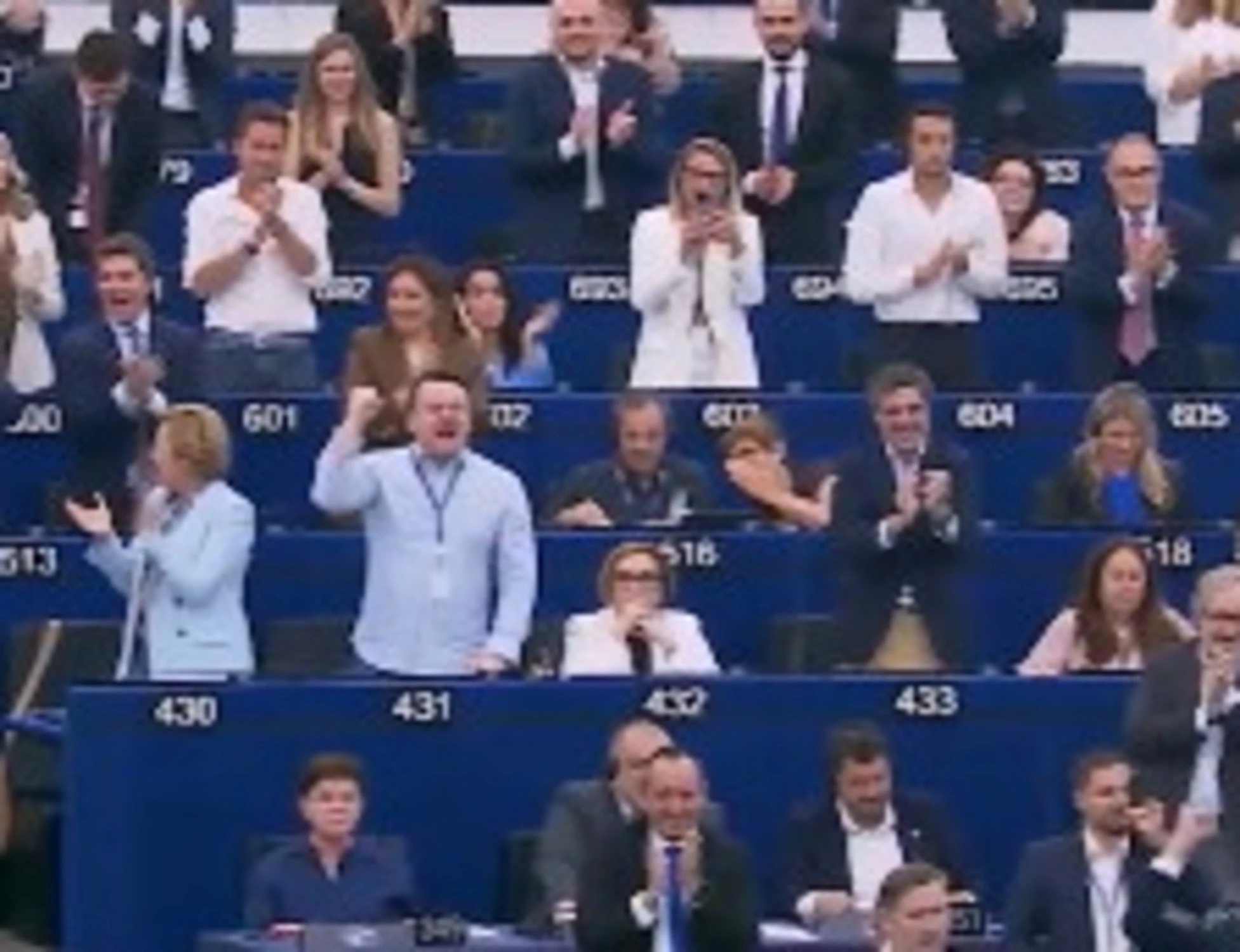 Ilaria Salis vede questo video e sbotta: "Che orrore, fascisti, nessuno può più dirsi al sicuro"