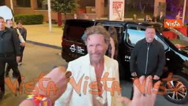 Jovanotti arriva sul red carpet del Festival del Cinema di Roma e firma autografi ai fan