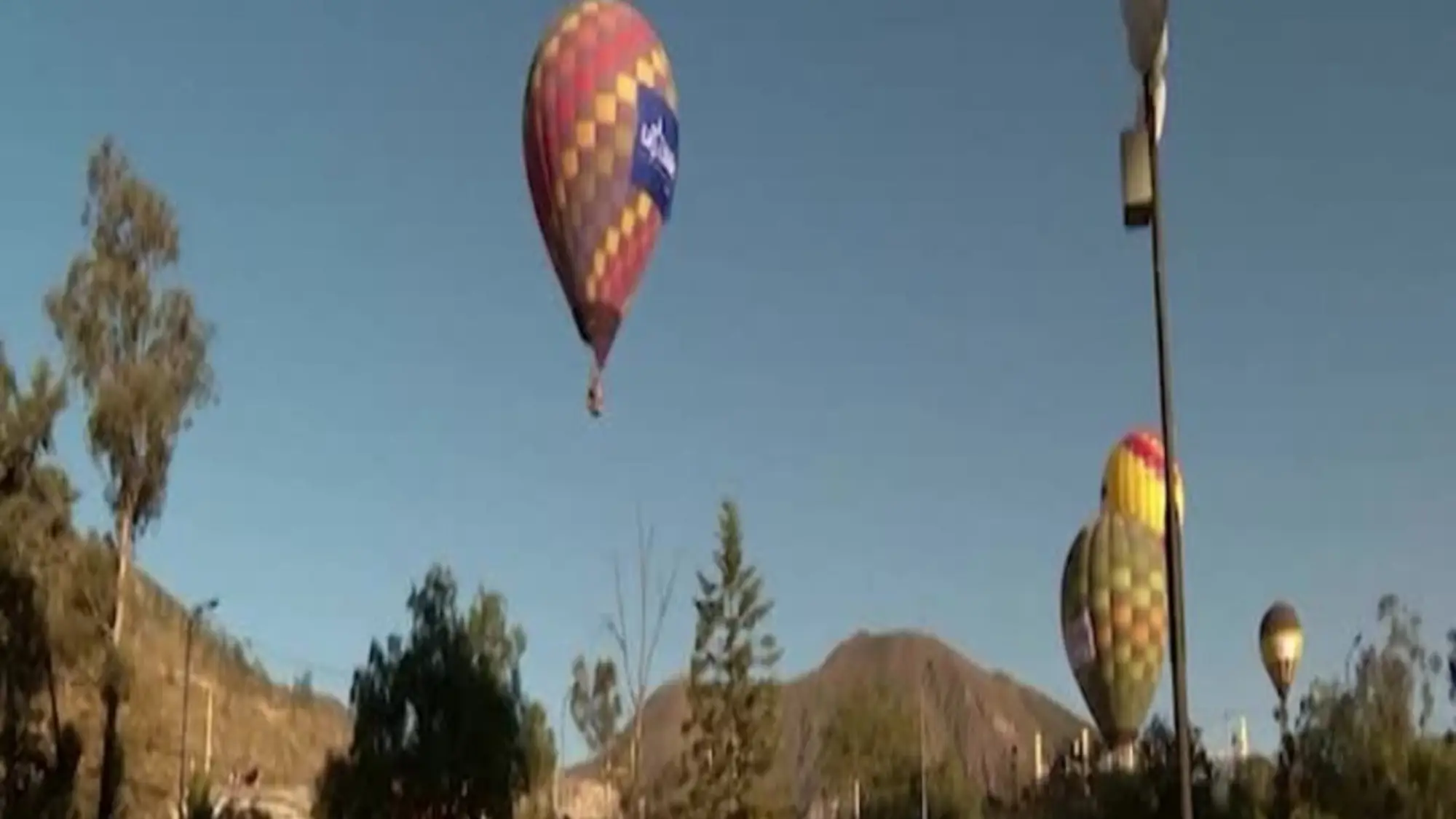 Ecuador, lo spettacolo delle mongolfiere in volo per il Festival del Centro del Mondo