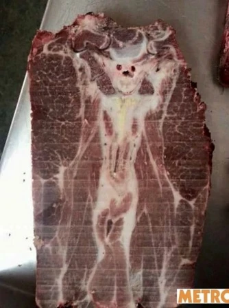 Satana appare sulla bistecca: l'inquietante pezzo di carne che spaventa il mondo / Guarda