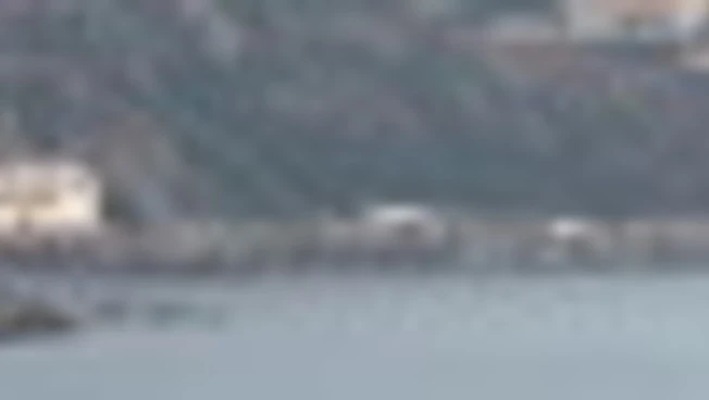 Ceuta, polizia trasferisce i migranti in campo provvisorio al porto