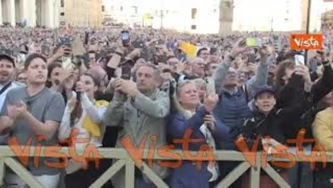 Monsignor Mamberti annuncia "habemus Papam", l'ovazione di fedeli e curiosi in piazza San Pietro