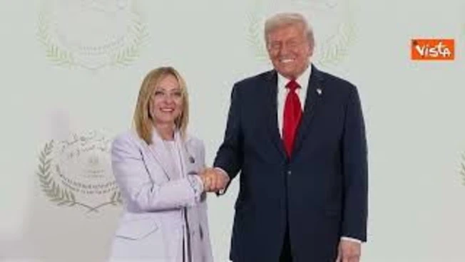 Leggi l'articolo: Meloni in Egitto per firma accordi pace Gaza, la stretta di mano con Trump