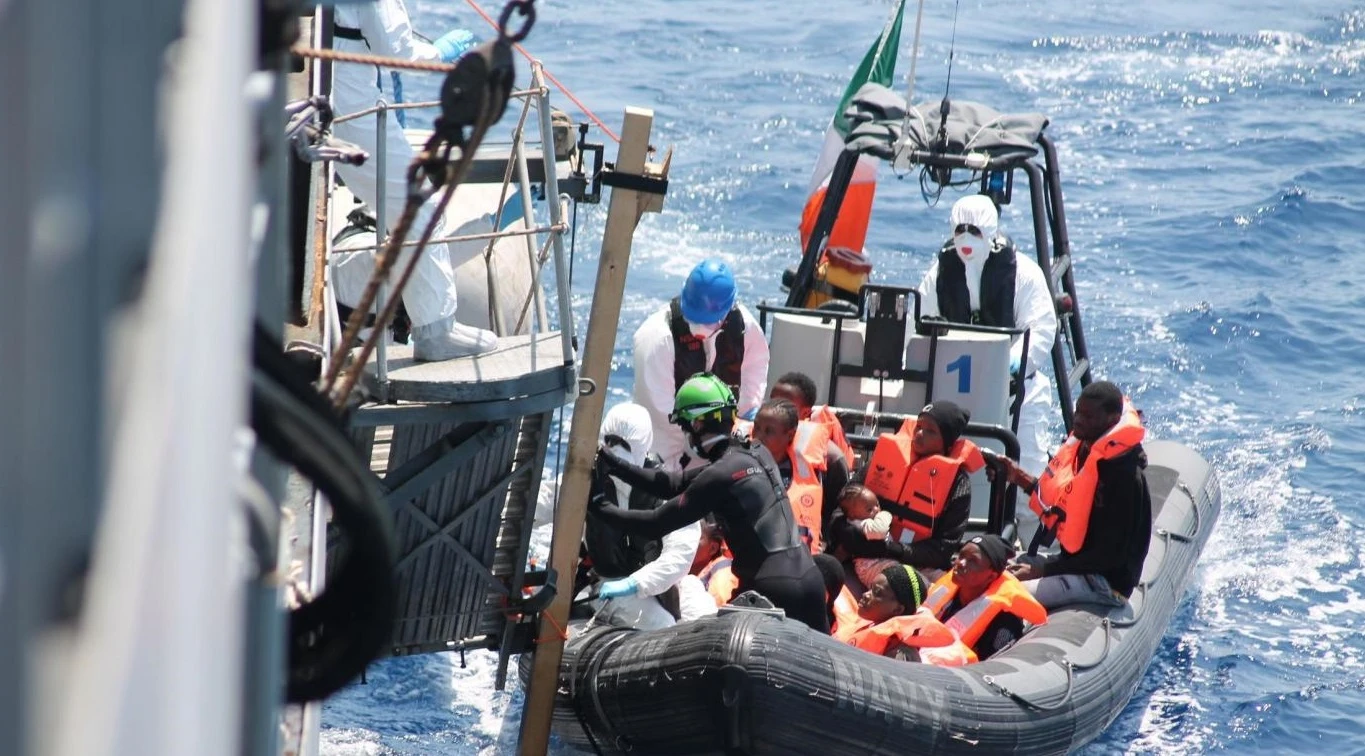 Sea eye soccorre 64 migranti al largo della Libia e chiede un porto a Italia e Malta