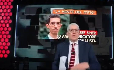 Mario Giordano dimentica di essere in diretta: "Abbiate pazienza...", va in tilt a Fuori dal Coro