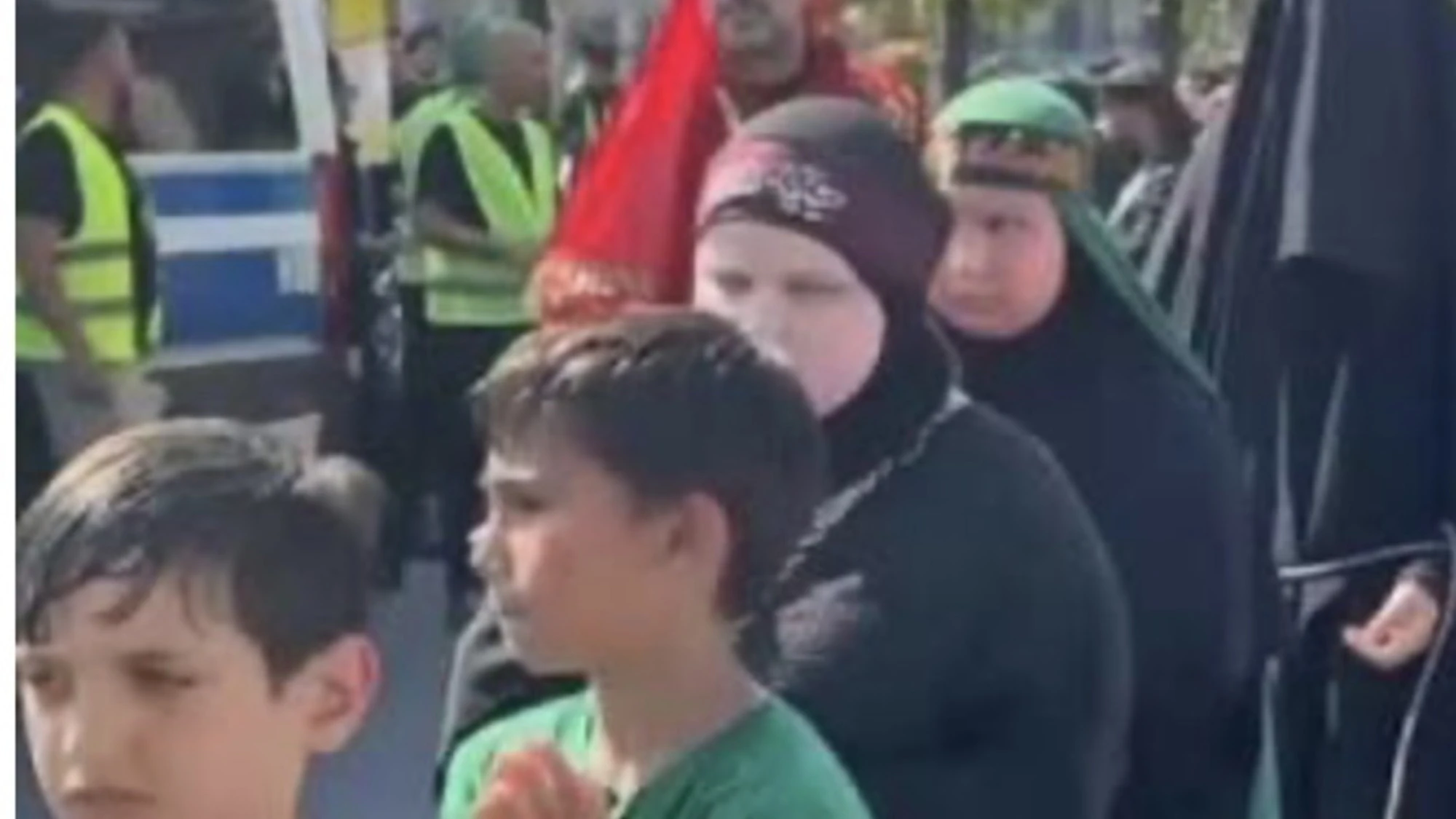 Berlino, bambini e donne incatenati in una rappresentazione religiosa sciita. Davvero questa è civiltà?