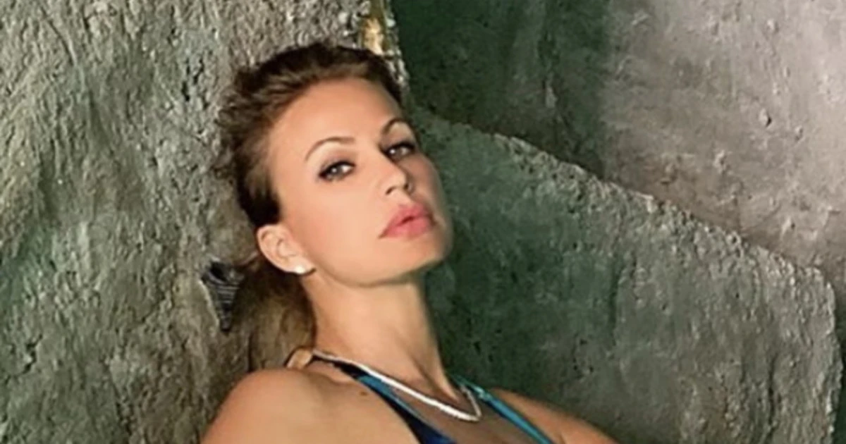 Eva Henger, bikini microscopico e gambe chilometriche: da perdere la testa, a quasi 50 anni