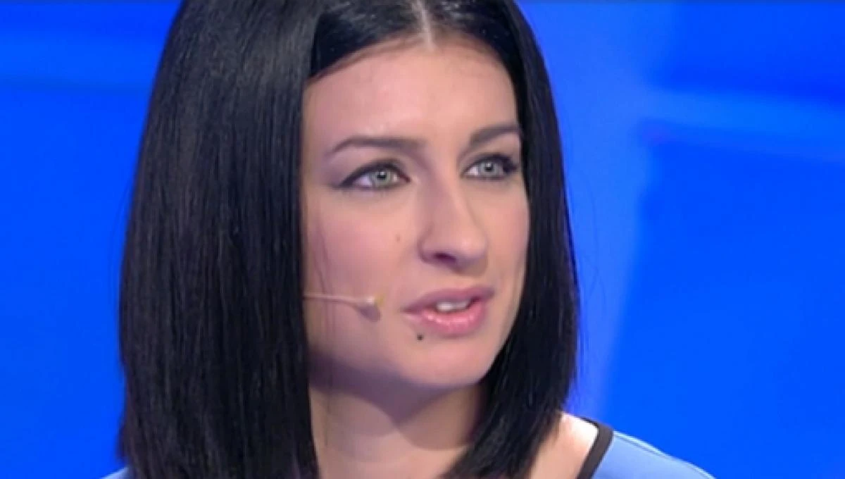 C'è posta per te, Maria De Filippi in imbarazzo. Veronica e Daniele, corna estreme: "Quando ero incinta..."