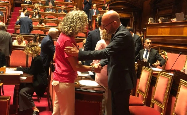 Lorenzo Fontana e Monica Cirinnà, prima la stretta di mano e dopo poche ore... la senatrice Pd umiliata con un gesto