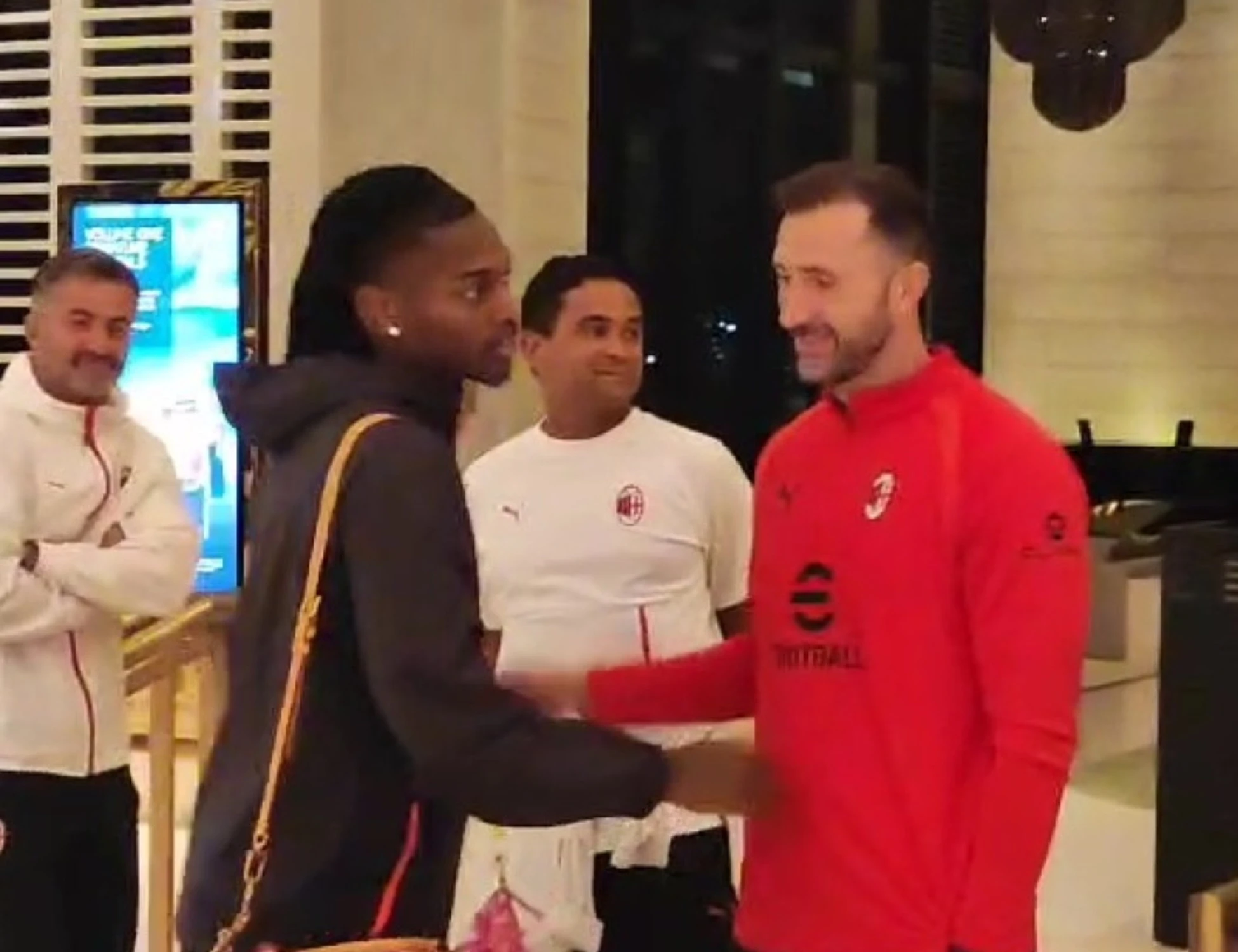 Milan, il ritorno di Leao: abbraccio con Amorim (e quella frase...)