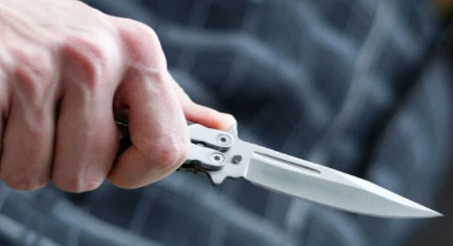 Caserta, un 15enne ferisce la professoressa con un coltello: non voleva farsi interrogare