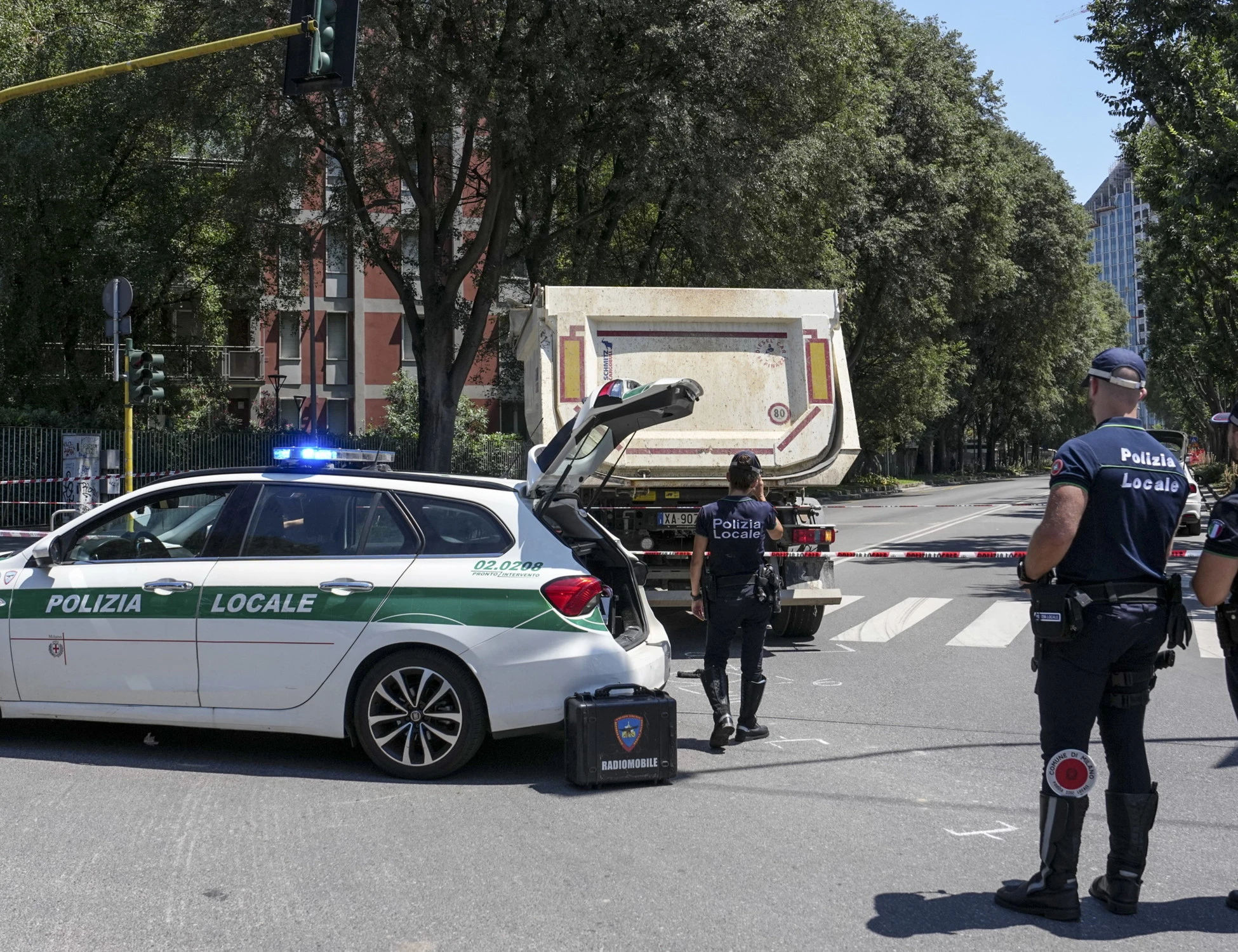 Milano, camion investe e uccide una ciclista: agenti al lavoro per ricostruire la dinamica