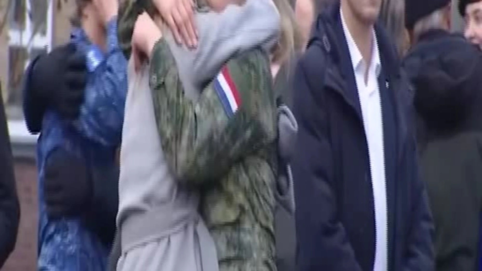 Paesi Bassi, la principessa Amalia ha completato l'addestramento militare: l'abbraccio con la regina Maxima