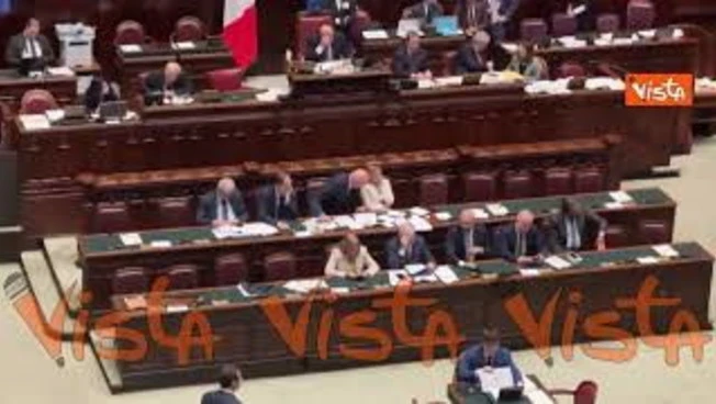 Crosetto arriva alla Camera per discussione su crisi Iran, poi parla con Meloni tra banchi Governo