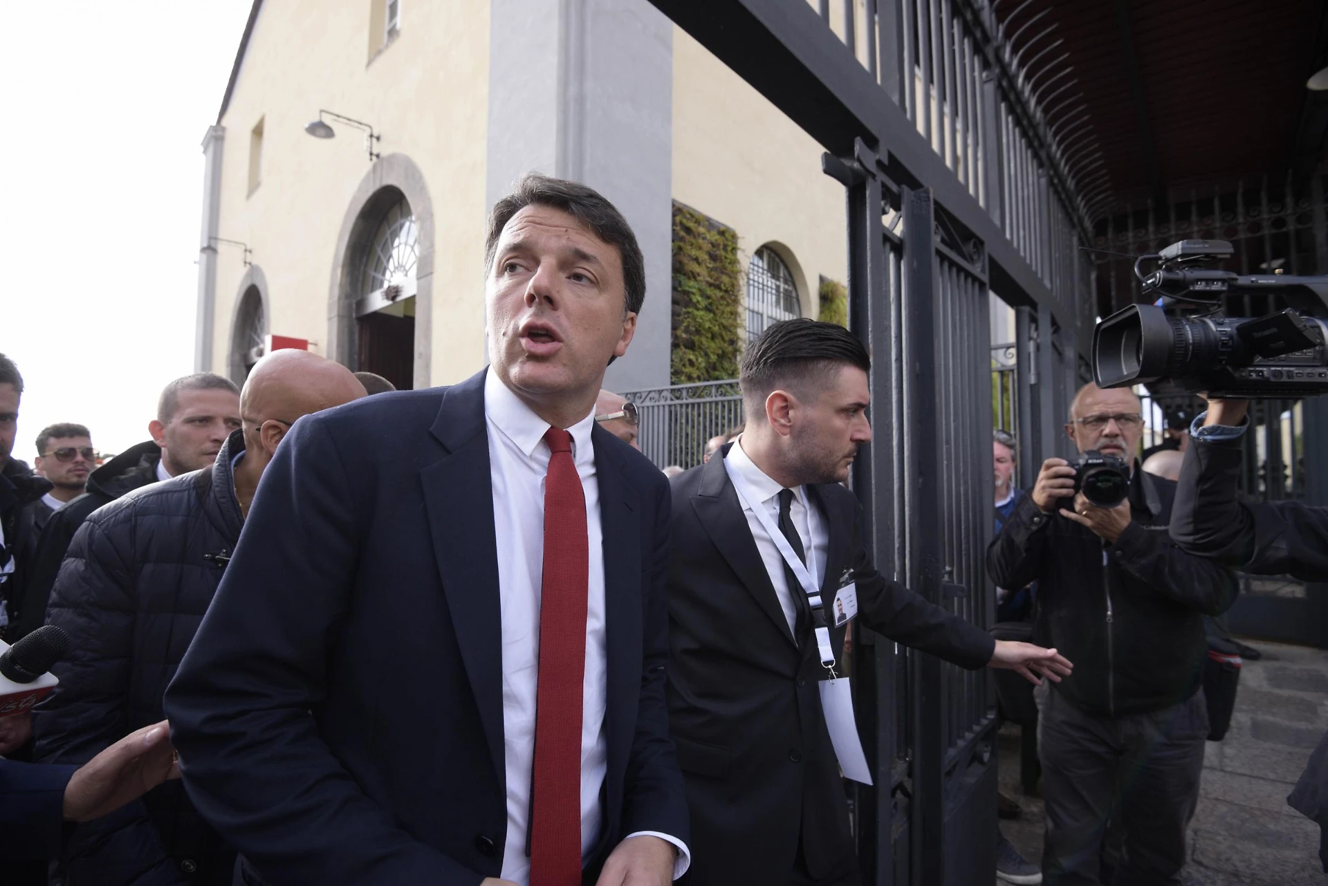 Pd, Renzi uomo disperato. L'insulto peggiore: "O me o i barbari di destra"