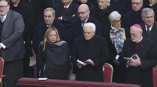 Ratzinger, chi era l'unica donna col velo nero in piazza