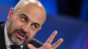 Gianluigi Paragone contro Grillo: "Di Battista leale e troppo innamorato del M5s. Pronto a lanciare un nuovo partito contro questa Europa"