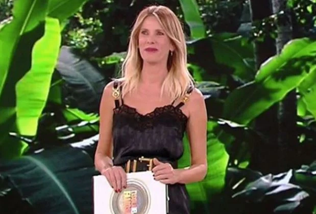 Isola dei famosi, la Marcuzzi seppellita in diretta. "Tu l'avresti gestita meglio", sfregio dalla Panicucci