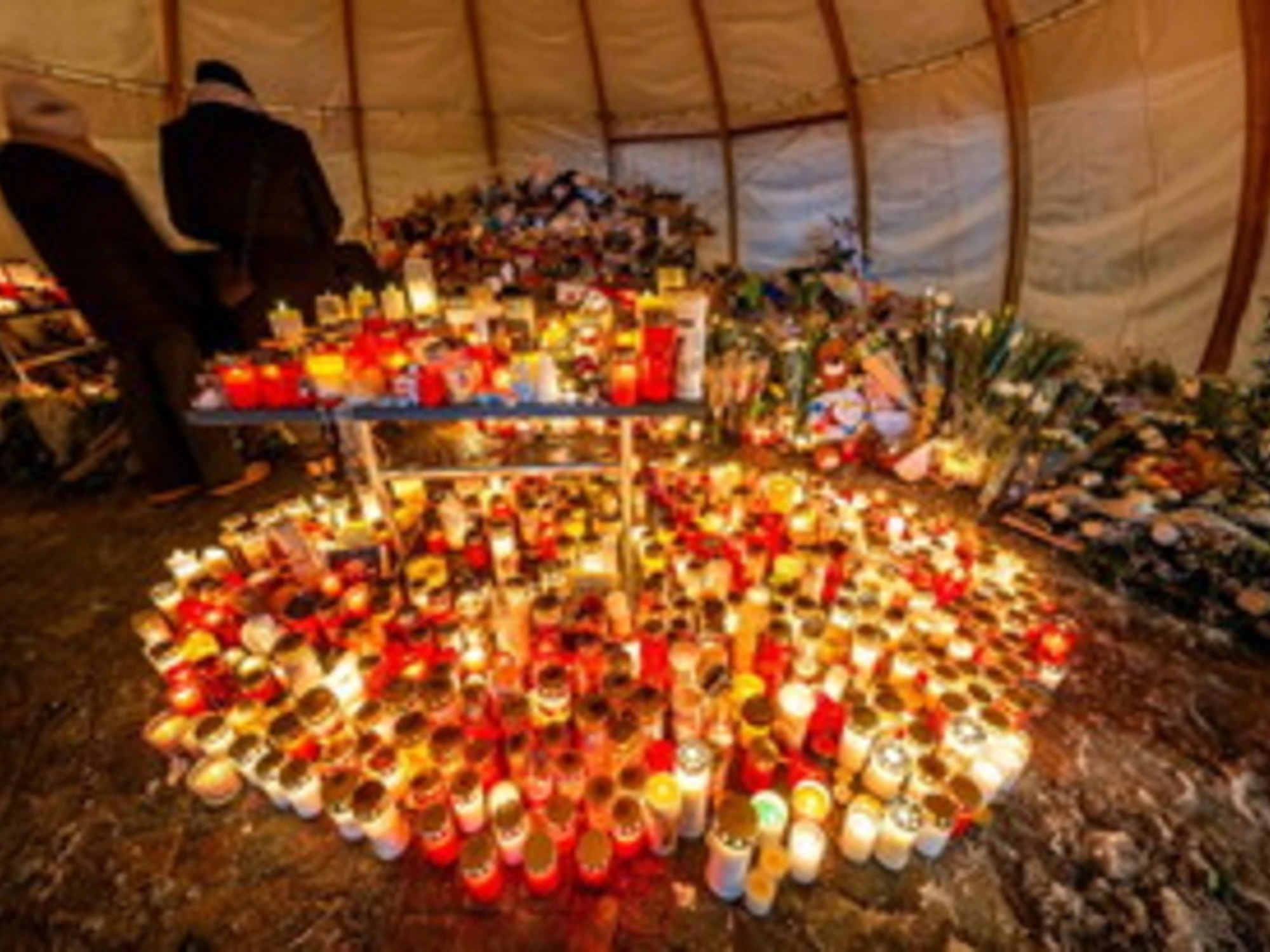 Crans-Montana, l'ultima vergogna: brucia il memoriale