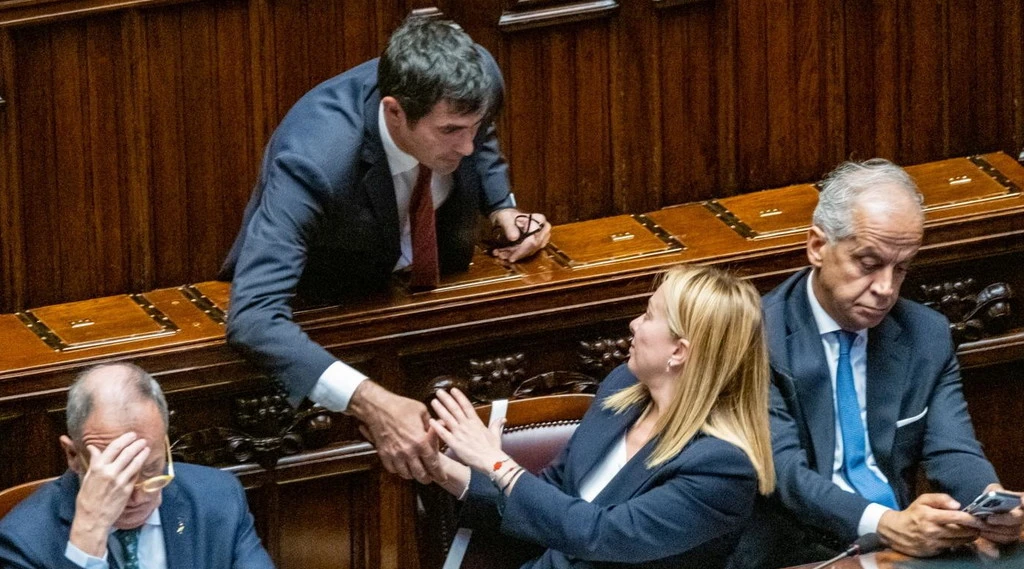 Meloni-Fratoianni ad alta quota: cos’è successo in aereo prima del vertice