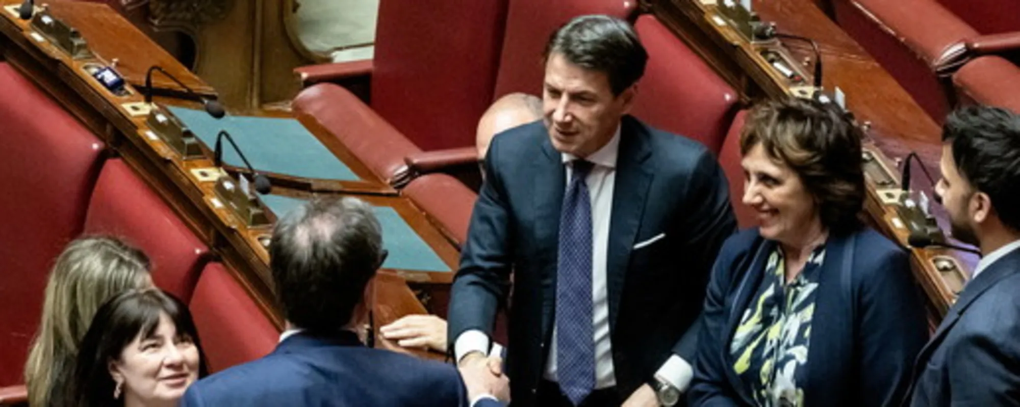 Conte torna in aula, Giorgetti si alza per stringergli la mano e lui lo pugnala: "Coscienza sporca"