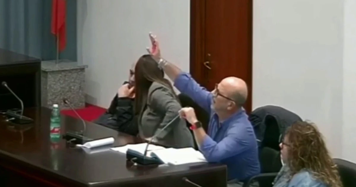 Catania, "Heil Hitler" e braccio teso: scoppia il caso in consiglio comunale