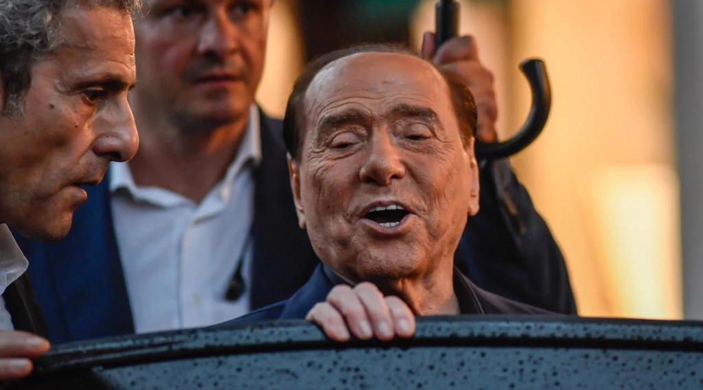 Silvio Berlusconi, Giovanni Toti apre il fuoco: "L'abito blu non è solo suo..."