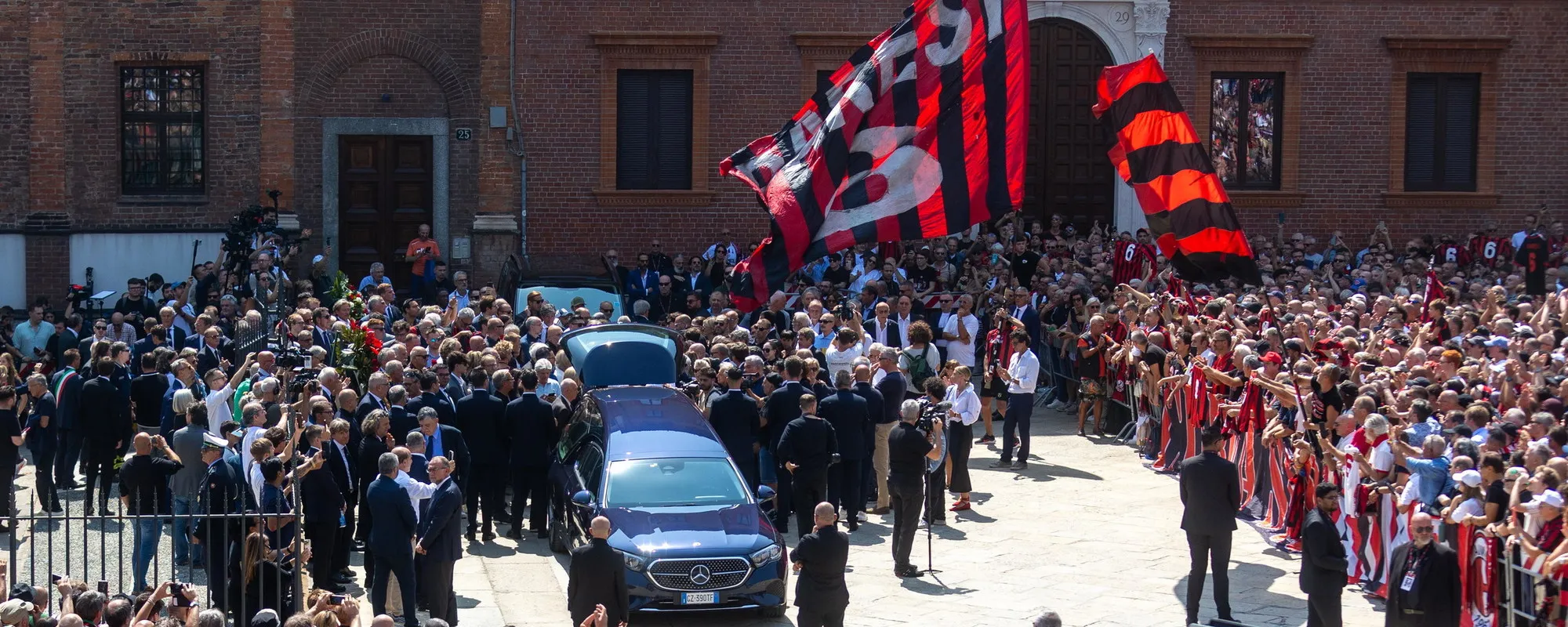 Baresi, funerali mozzafiato: Maldini in lacrime, applauso infinito (e fischi a Cardinale)