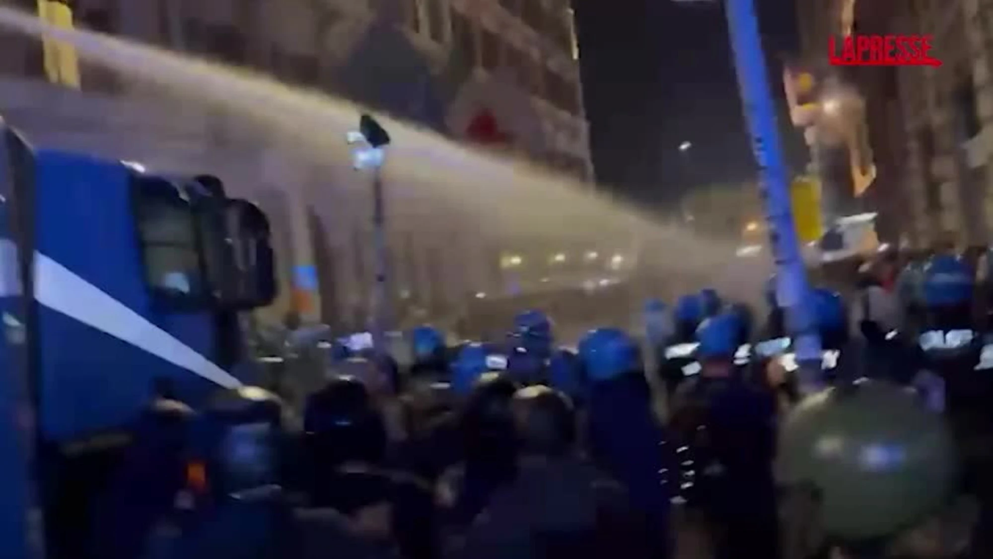 Roma, la follia di un manifestante: si infila sotto il camion della polizia, finisce male