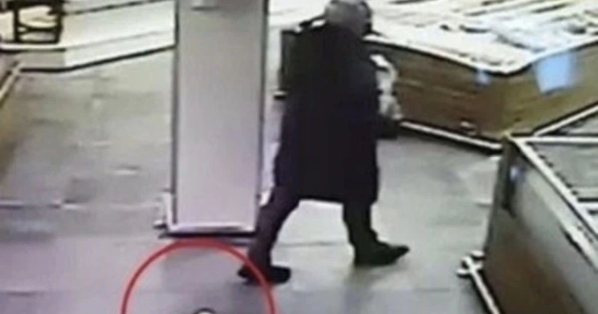 Napoli, perde un sacchetto di diamanti al supermercato, è caccia all'uomo